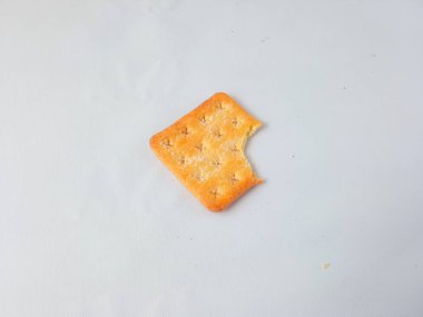 Şeker kaplı bisküviler, malkist olarak da bilinir, tatlı ve çıtır çıtır. Beyazı izole et. abur cubur