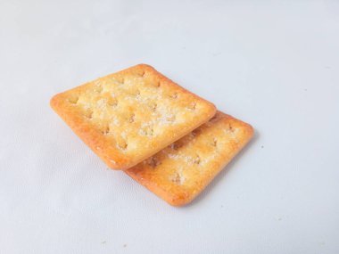 Şeker kaplı bisküviler, malkist olarak da bilinir, tatlı ve çıtır çıtır. Beyazı izole et. abur cubur