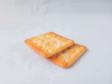 Şeker kaplı bisküviler, malkist olarak da bilinir, tatlı ve çıtır çıtır. Beyazı izole et. abur cubur