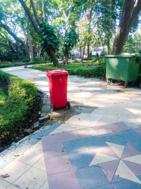 Şehir parkına konmuş bir çöp kutusu. Çevreyi temiz tutma kavramı