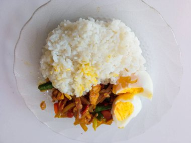 Bir tabak pirinç, haşlanmış yumurta ve kilo almak için sebze tabağı. Beyazda izole et