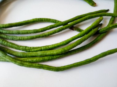 yeşil uzun fasulye sebzesi. Beyazda izole et