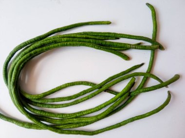 yeşil uzun fasulye sebzesi. Beyazda izole et