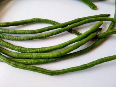 yeşil uzun fasulye sebzesi. Beyazda izole et