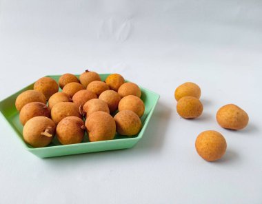 Yeşil altıgen plakalı longan meyvesi beyaz arkaplanda izole