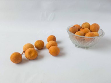 Plakadaki longan meyvesi beyaz arkaplanda izole