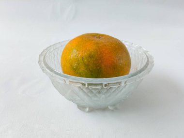 Kalıptaki portakal meyvesi beyaz arkaplanda izole