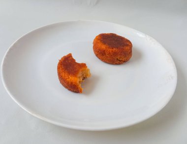 Wingko babat. Yapışkan pirinçten yapılan geleneksel Endonezya yemekleri beyaz arka planda izole edilir. tipik yemek