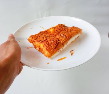 ekmek veya buğday unundan yapılan ekmek ve beyaz arka planda izole edilmiş bir tabakta peynir..