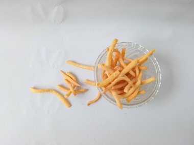 Soğan çubuğu atıştırmalığı, tabakta lezzetli atıştırmalıklar beyaz arka planda izole edilmiş..