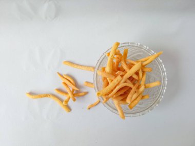 Soğan çubuğu atıştırmalığı, tabakta lezzetli atıştırmalıklar beyaz arka planda izole edilmiş..