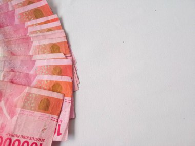 Beyaz arka planda izole edilmiş 100.000 rupia değerinde Endonezya parası