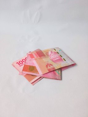 Resim, çeşitli IDR Endonezya Rupiahlarının resimleri, Peruri tarafından basılmış 100.000 para kağıdı, 100.000 rupi, Seratus ribu rupiah uang kertas IDR