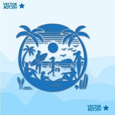 Yaz tatili için sahildeki palmiye ağacı silueti.