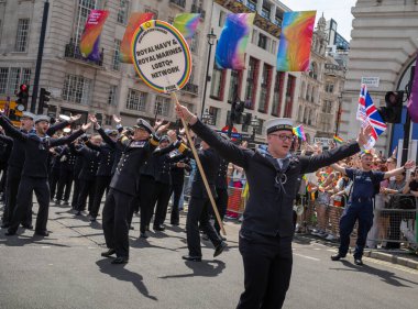Londra / İngiltere - 29 Haziran 2024: Kraliyet Donanması ve Kraliyet Donanması 'ndan denizciler LGBTQ + ağı Londra' daki yıllık Onur Yürüyüşü 'nde. Kutlama, LGBTQ + topluluklarından insanları bir araya getiriyor.