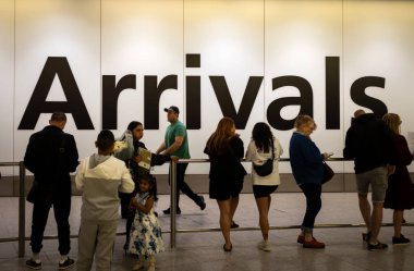 İnsanlar Heathrow Havalimanı, Terminal 4, Londra, İngiltere 'deki 