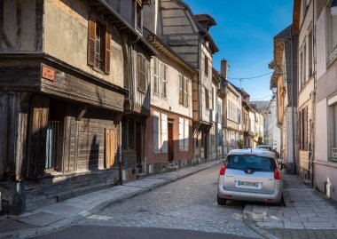 Troyes, Aube, Fransa 'da geleneksel ortaçağ evleriyle dolu küçük bir kaldırımlı sokağa park edilmiş bir araba..