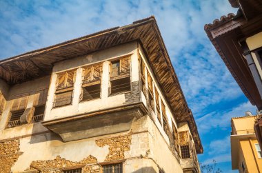 Antalya 'nın Kaleyici kasabasındaki harap olmuş Osmanlı tarzı bir evin fotoğrafı eski bir dönemin solmuş ihtişamını gözler önüne seriyor.. 