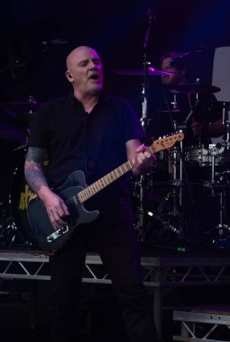 Guildford / UK - 29 Haziran 2024: Baz Warne Guilfest müzik festivali, Guildford, Surrey, İngiltere 'de The Stranglers ile şarkı söylüyor ve gitar çalıyor.
