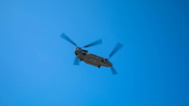 İngiltere 'nin güneyinde bulunan RAF Odiham merkezli ikiz rotor Chinook helikopteri Batı Sussex, İngiltere' de Doğu Wittering plajı üzerinde alçaktan uçuyor..