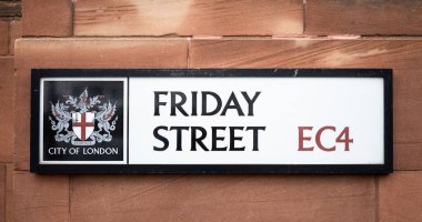 Londra City, İngiltere 'deki Friday Street için dikdörtgen bir sokak ismi. Londra 'nın ikonik arması ve posta kodu EC4 ile, bu tarihi işaret, şehir manzarasına kırmızı taştan bir yay zeminine karşı karakter ekler.