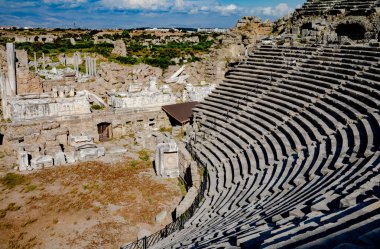 Antalya ilinin Yanındaki Roma kenti içindeki sarp antik amfitiyatronun tepesinden bir manzara (Türkiye))