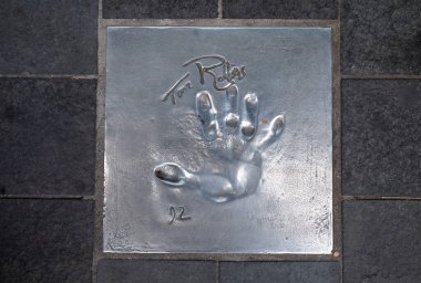 Ünlü Amerikalı aktör, yazar, yönetmen, yapımcı ve aktivist Tim Robbins 'in el izi Fransa' nın Cannes kentindeki The Alle des Toiles (Yıldızlar Bulvarı) kaldırımına düştü.. 