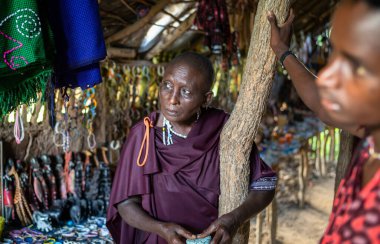 Tanzanya, Mikumi 'de yabancı turistlere hediyelik eşya sattığı kulübesinde bir Masai kadını.