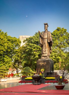 Vietnam 'ın merkezindeki Hoan Kiem Gölü' nün yanında 974-1028 yılları arasında yaşamış olan saygıdeğer Vietnam Kralı Le Thai 'nin ikonik heykeli.