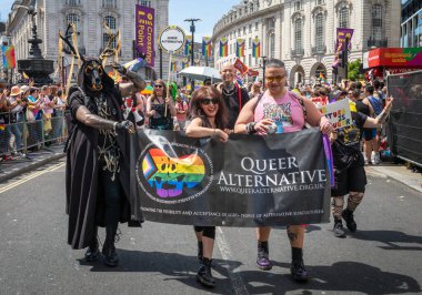 Londra / İngiltere - 29 Haziran 2024: LBGTQ + insanlar geleneksel Londra Onur Yürüyüşü 'nde Queer Alternatif kültürlerini tanıttılar. Kutlama, LGBTQ + topluluklarından insanları bir araya getiriyor.