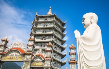 Xa Loi kulesi ve Son Tra, Danang, Vietnam 'daki Ling Ung Bai Buc adlı Budist tapınağında heykel. Kulenin eteğinde 