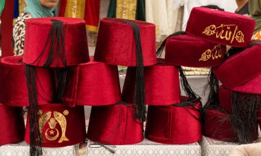Pazar günü Sousse, Tunus 'ta haftalık pazarda satılık geleneksel fez şapkalar..