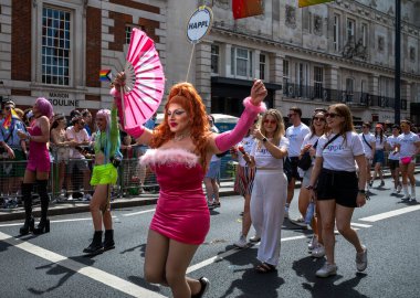 Londra / İngiltere - 29 Haziran 2024: Bir trans kadın geleneksel Londra Onur Yürüyüşü 'nde dans ediyor. Kutlama, LGBTQ + topluluklarından insanları bir araya getiriyor.