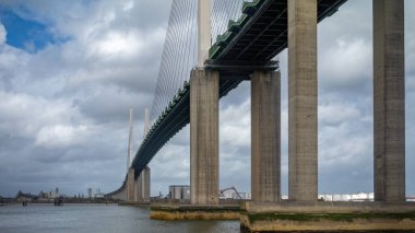 Kent ve Essex 'i Londra' nın doğusuna bağlayan Dartford Geçidi ve QE2 köprüsünün görüntüsü..