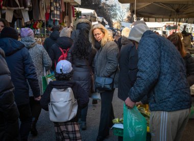 Sarışın bir İtalyan kadın Fauch Market 'te enginara bakıyor. Milano, İtalya' da büyük bir açık hava pazarı.. 