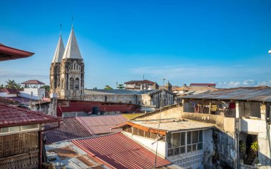 Çatılardan Taş Şehir, Zanzibar, Tanzanya 'daki Katolik St. Joseph Katedrali' ne doğru bir manzara..