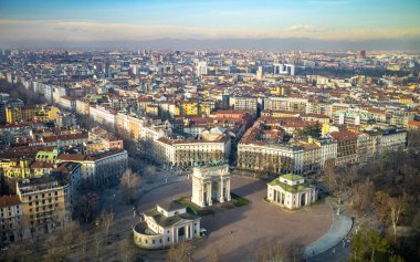 Milan 'ın Branca Kulesi' nden kuzeye, Arco della Pace, Corso Sempione ve The Alps, Lombardy, İtalya 'ya bakan hava görüntüsü.