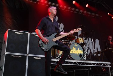 Guildford / UK - 29 Haziran 2024: Orijinal grup üyesi Jean-Jacques Burnel Guildford, Surrey, İngiltere 'de The Stranglers ile konser verdi.