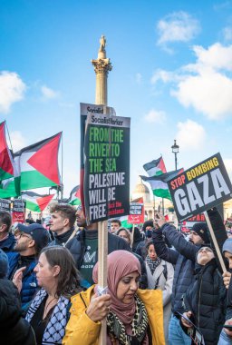 Londra / İngiltere - 9 Aralık 2023: Filistinli bir protestocu, İsrail 'in Gazze' ye yönelik saldırılarına son verilmesi çağrısında bulunan 