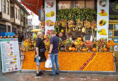 Türkiye 'nin Antalya ilinin Kaleici ilçesinde (Antalya) canlı bir meyve suyu dükkanı turistleri ve müşterileri renkli meyve ve egzotik sunumlarıyla cezbediyor..