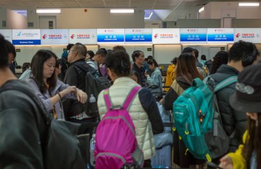 Çinli yolcular, Londra Gatwick Havaalanı, İngiltere 'den Şangay' a gidecek Çin doğulu bir uçağa giriş yapmak için kuyruğa girdiler..
