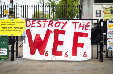 Londra, Whitehall 'daki Downing Caddesi' nin karşısındaki bir protesto kampında büyük bir pankart Dünya Ekonomi Forumu 'nun yok edilmesi çağrısında bulundu.. 