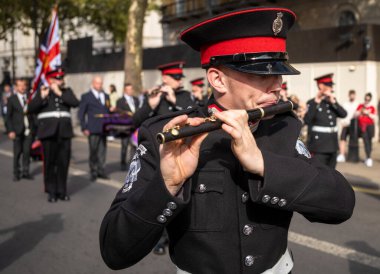 İrlandalı Protestan paramiliter Ulster Gönüllü Kuvvetleri 'nin (UVF) bir üyesi, Londra, Whitehall' daki Cenotaph savaş anıtında flüt çalıyor.