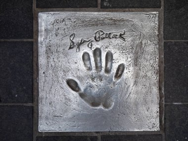 Ünlü Amerikalı yönetmen, yapımcı ve aktör Sydney Pollack 'ın el izi Fransa' nın Cannes kentinde The Alle des Toiles (Yıldızlar Bulvarı) 'nın kaldırımına düştü.. 