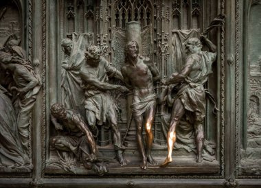 Milan 'ın Duomo' suna açılan ana kapı olan Porta Maggiore 'daki İsa' nın hayatından ayrıntılar. Kapı 1906 yılında Lodovico Pogliaghi tarafından tasarlandı..