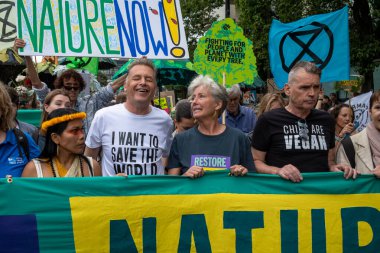 Londra / İngiltere - 22 Haziran 2024: Çevre Koruma için Nemonte Nenquimo, Chris Packham, Emma Thomson, Dave Vince, Restore Nature Now March. Örgütler arasında RSPB, WWF, National Trust, Extinction Rebellion ve diğerleri de yer aldı..