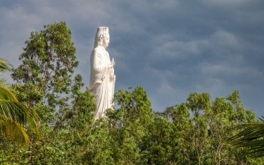 Son Tra, Danang, Vietnam 'daki Ling Ung Bai Budist Budist tapınağındaki Avalokitesvara Bodhisattva heykeli.