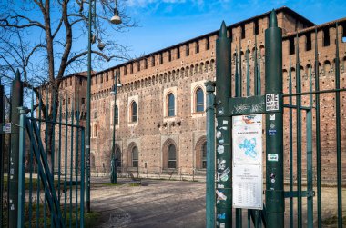 Sempione Park 'a ve Castello Sforzesco' nun ya da Milan Kalesi 'nin dış duvarlarına Milano, Lombardiya, İtalya' da bir giriş..