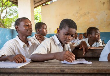 Jambiani Ortaokulu, Zanzibar, Tanzanya 'daki İngilizce sınıfındaki Müslüman çocuklar.