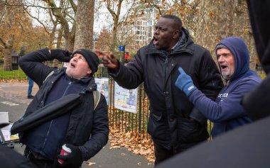 Hyde Park, Londra, İngiltere 'deki Sözcü Köşesi' nde üç adam, iyi bir mizahla bağırın ve din hakkındaki görüşlerini olabildiğince yüksek sesle tartışın..